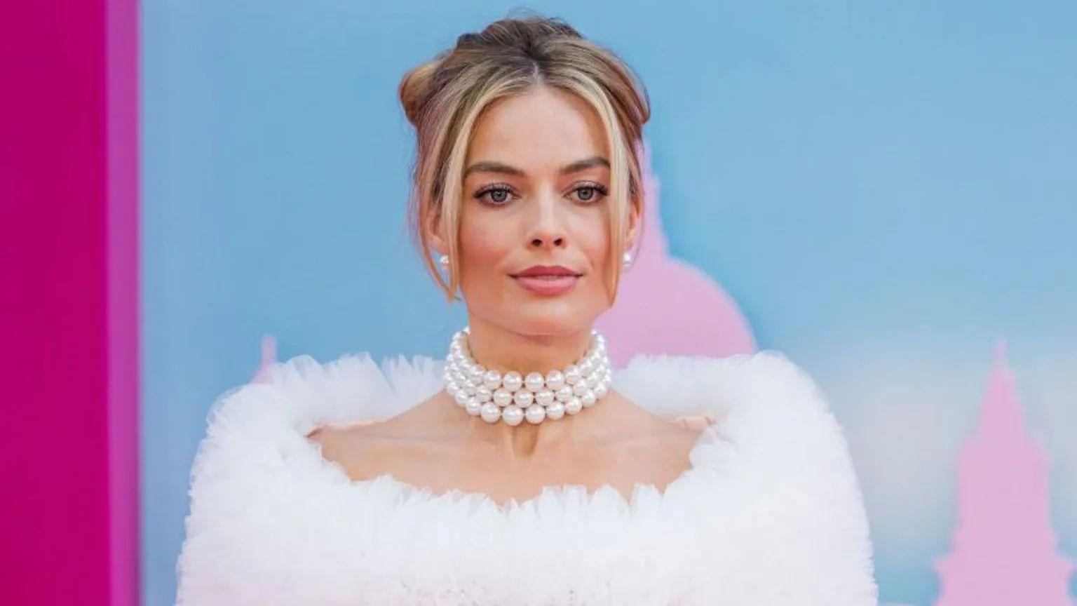 Margot Robbie at premiere, pretty dress, pearl necklace